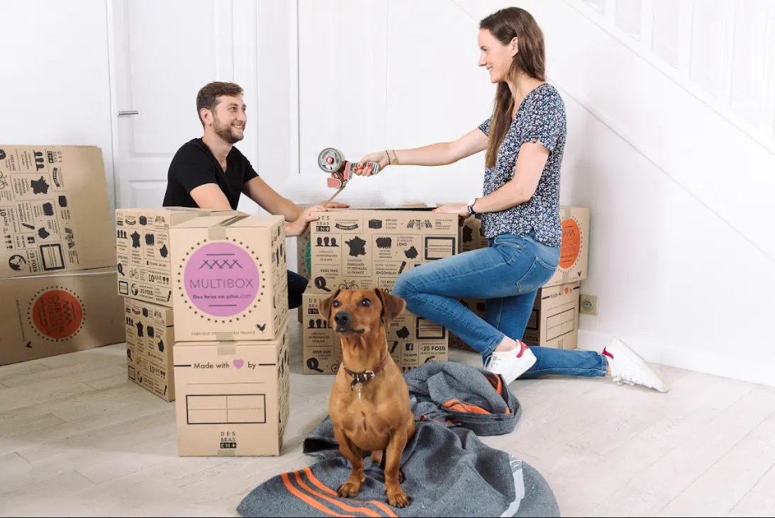 Un couple qui fait ses cartons de déménagement
